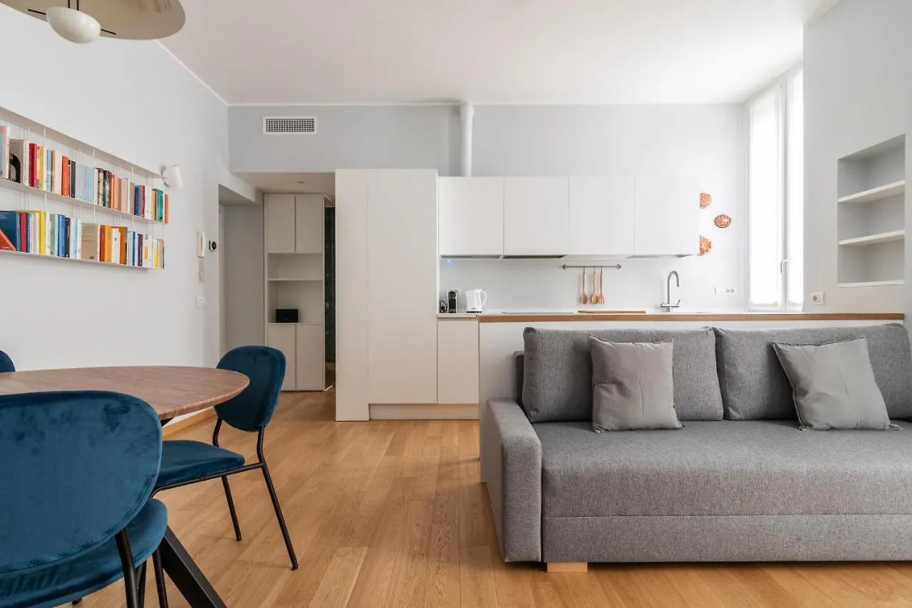 Easyhomes-Eustachi Milan 0*,