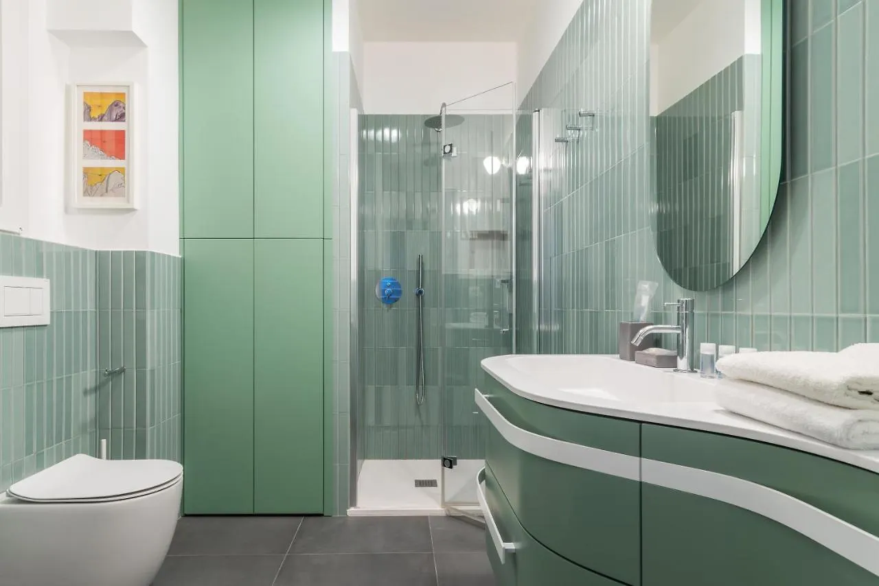 Easyhomes-Eustachi Milan 0*,